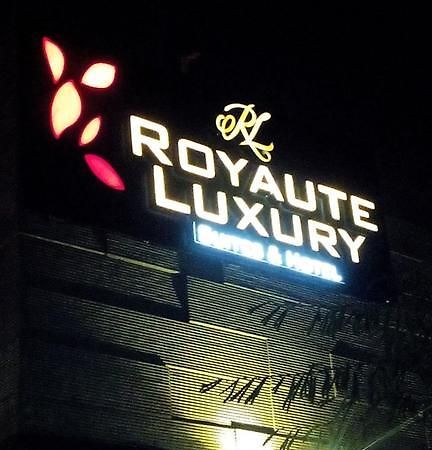 Royaute Luxury Suites&Hotel Gulberg Lahore Extérieur photo