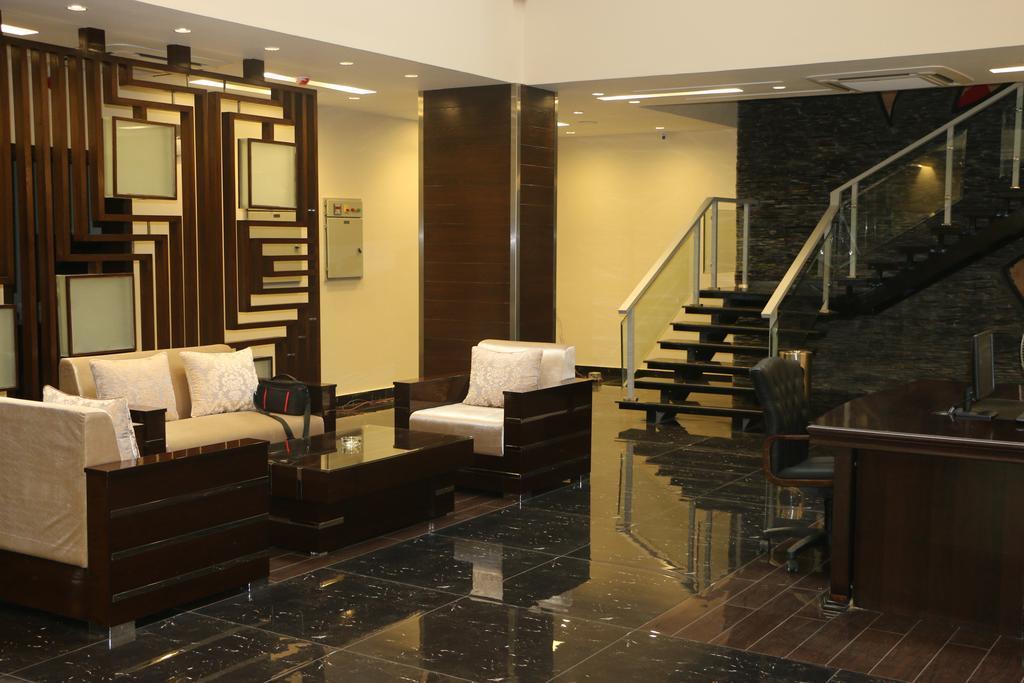 Royaute Luxury Suites&Hotel Gulberg Lahore Extérieur photo