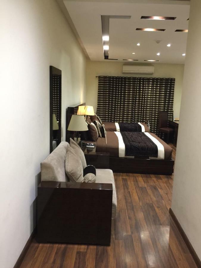 Royaute Luxury Suites&Hotel Gulberg Lahore Extérieur photo